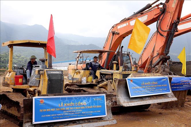 Công nhân khởi công Dự án Nhà máy sản xuất, chế tạo vi mạch điện tử Meiko Yên Quang. Ảnh: Thanh Hải - TTXVN