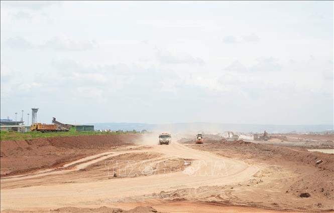 Các phương tiện cơ giới, thiết bị hoạt động hết công suất cả ngày lẫn đêm trên công trường thi công nâng cấp sân bay Liên Khương. Ảnh: Nguyễn Dũng – TTXVN 
