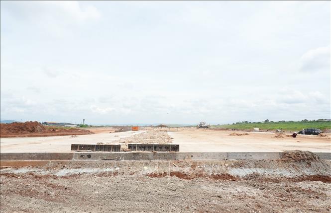 Điểm đầu của đường cất hạ cánh sân bay Liên Khương sau khi được bóc bề mặt bê tông nhựa cũ, thay thế bằng bê tông xi măng vĩnh cửu. Ảnh: Nguyễn Dũng – TTXVN 
