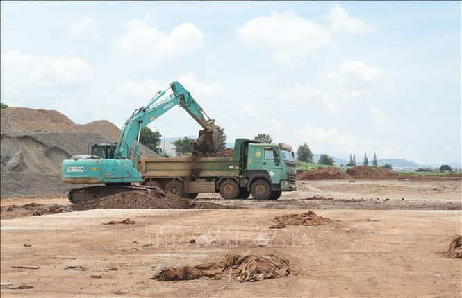 Các phương tiện chuyên chở bê tông, đất đá của mặt đường lăn, đường cất hạ cánh cũ sau khi được bóc lên hoàn toàn. Ảnh: Nguyễn Dũng – TTXVN 
