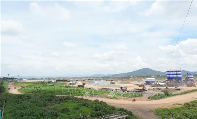 Toàn cảnh công trường thi công thuộc dự án sửa chữa đường cất hạ cánh, đường lăn – Cảng hàng không quốc tế Liên Khương (xã Đức Trọng, Lâm Đồng). Ảnh: Nguyễn Dũng – TTXVN 
