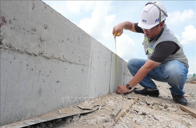 Theo thiết kế, đường cất hạ cánh mới của sân bay Liên Khương sẽ được thi công bằng lớp bê tông xi măng vĩnh cửu, thay thế cho bê tông nhựa trước đây. Ảnh: Nguyễn Dũng – TTXVN 
