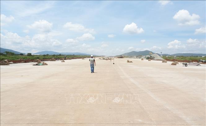 Một đoạn khoảng 1,8km trong tổng chiều dài 3,2km của đường cất hạ cánh sân bay Liên Khương đã hoàn thiện đổ bê tông xi măng cả 2 lớp, đang được vệ sinh để thi công hoàn thiện. Ảnh: Nguyễn Dũng – TTXVN 
