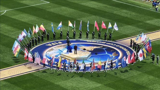 Lễ khai mạc World Cup 2026 trên sân vận động Azteca ở Mexico ngày 11/6/2026 đã mở màn cho bữa tiệc bóng đá lớn nhất hành tinh. Đây là lần đầu tiên World Cup được tổ chức tại ba quốc gia Mexico, Mỹ và Canada, với 48 đội tuyển tranh tài ở 104 trận đấu. Ảnh: Rước quốc kỳ của các nước có đội tuyển tham dự World Cup 2026 tại lễ khai mạc ở Mexico. THX/TTXVN  