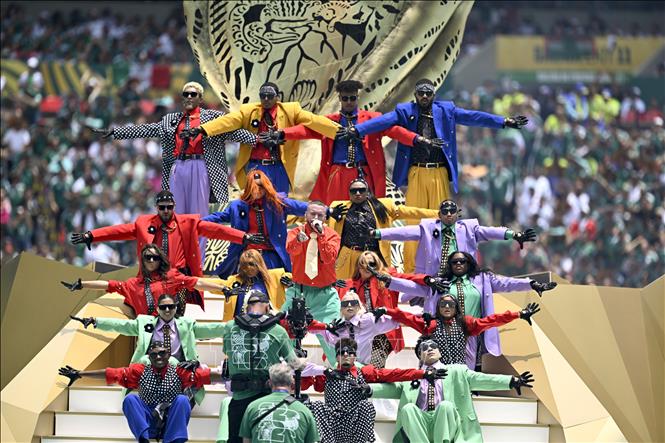 Lễ khai mạc World Cup 2026 trên sân vận động Azteca ở Mexico ngày 11/6/2026 đã mở màn cho bữa tiệc bóng đá lớn nhất hành tinh. Đây là lần đầu tiên World Cup được tổ chức tại ba quốc gia Mexico, Mỹ và Canada, với 48 đội tuyển tranh tài ở 104 trận đấu. Ảnh: Các nghệ sĩ trong trang phục mang đậm bản sắc văn hóa Mỹ Latinh trình diễn tại lễ khai mạc ở Mexico. THX/TTXVN  