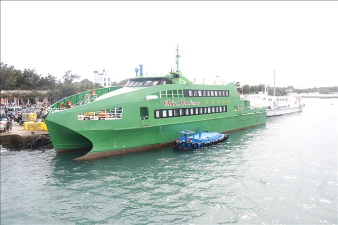  Tàu cao tốc vận chuyển hành khách đường biển neo đậu tại cảng đặc khu Phú Quý (Lâm Đồng). Ảnh: Nguyễn Thanh - TTXVN