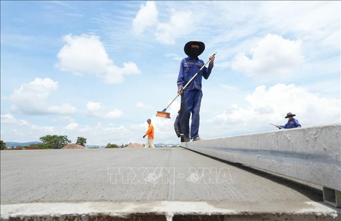 Công nhân phải bịt kín mặt để tránh nắng gắt giữa trưa của Tây Nguyên. Ảnh: Nguyễn Dũng – TTXVN 

