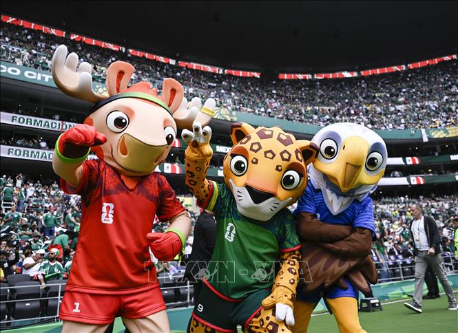 Lễ khai mạc World Cup 2026 trên sân vận động Azteca ở Mexico ngày 11/6/2026 đã mở màn cho bữa tiệc bóng đá lớn nhất hành tinh. Đây là lần đầu tiên World Cup được tổ chức tại ba quốc gia Mexico, Mỹ và Canada, với 48 đội tuyển tranh tài ở 104 trận đấu. Ảnh: Linh vật World Cup 2026 gồm nai sừng tấm Maple (Canada), báo đốm Zayu (Mexico) và đại bàng đầu trắng Clutch (Mỹ) trình diễn trong lễ khai mạc tại Mexico. THX/TTXVN  