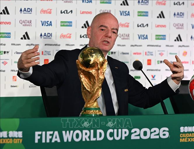 Lễ khai mạc World Cup 2026 trên sân vận động Azteca ở Mexico ngày 11/6/2026 đã mở màn cho bữa tiệc bóng đá lớn nhất hành tinh. Đây là lần đầu tiên World Cup được tổ chức tại ba quốc gia Mexico, Mỹ và Canada, với 48 đội tuyển tranh tài ở 104 trận đấu. Ảnh: Chủ tịch FIFA Gianni Infantino trong cuộc họp báo trước lễ khai mạc World Cup 2026 tại Mexico. THX/TTXVN  