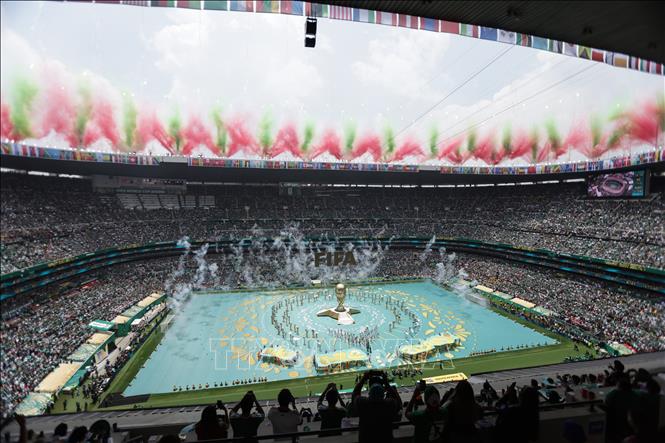 Lễ khai mạc World Cup 2026 trên sân vận động Azteca ở Mexico ngày 11/6/2026 đã mở màn cho bữa tiệc bóng đá lớn nhất hành tinh. Đây là lần đầu tiên World Cup được tổ chức tại ba quốc gia Mexico, Mỹ và Canada, với 48 đội tuyển tranh tài ở 104 trận đấu. Ảnh: THX/TTXVN  