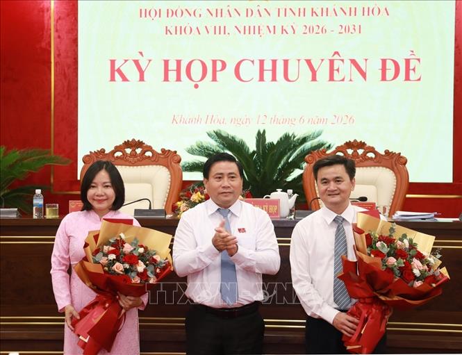 Ông Lâm Đông, Phó Bí thư Tỉnh ủy, Chủ tịch HĐND tỉnh Khánh Hòa tặng hoa chúc mừng 2 thành viên UBND tỉnh. Ảnh: Xuân Triệu - TTXVN