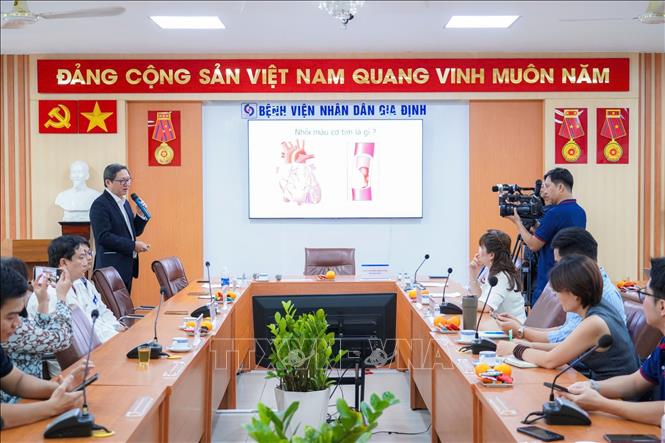 Bác sĩ Bệnh viện Nhân dân Gia Định Thành phố Hồ Chí Minh chia sẻ thông tin về sự gia tăng và trẻ hoá nhồi máu cơ tim cấp trong thời gian gần đây. Ảnh: Đinh Hằng - TTXVN