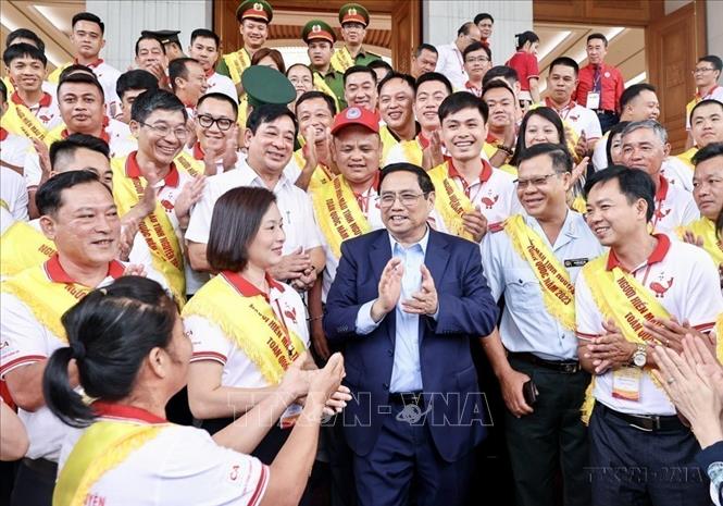 Thủ tướng Phạm Minh Chính gặp mặt người hiến máu tình nguyện tiêu biểu toàn quốc năm 2023. Ảnh: Dương Giang - TTXVN