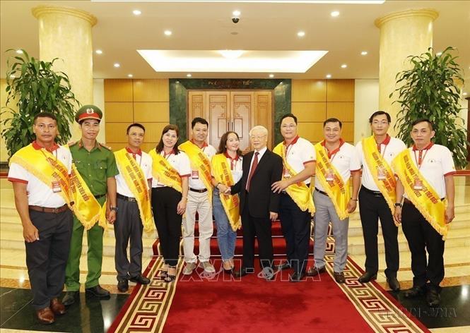 Tổng Bí thư Nguyễn Phú Trọng, Chủ tịch danh dự Hội Chữ thập đỏ Việt Nam gặp mặt thân mật các đại biểu dự Đại hội đại biểu toàn quốc Hội Chữ thập đỏ Việt Nam lần thứ XI, nhiệm kỳ 2022- 2027. Ảnh: Trí Dũng - TTXVN