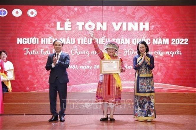 Lễ tôn vinh 100 người hiến máu tiêu biểu toàn quốc năm 2022, với chủ đề “Triệu trái tim chung nhịp đập - Hiến máu cứu người”. Ảnh: Minh Quyết - TTXVN