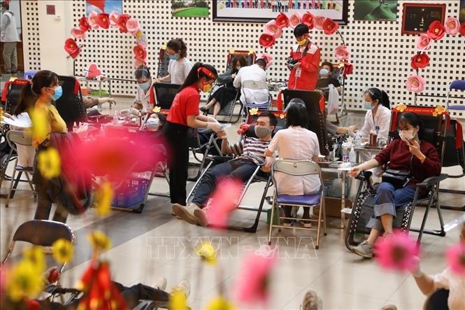 Tình nguyện viên tham gia hiến máu tại Lễ hội Xuân hồng 2021. Ảnh: Minh Quyết - TTXVN