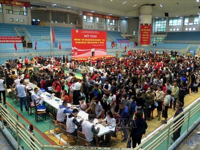 Người dân Thái Nguyên tham gia đăng ký hiến máu tình nguyện lại lễ mít tinh hưởng ứng “Ngày toàn dân hiến máu tình nguyện - 7/4”. Ảnh: Thu Hằng - TTXVN