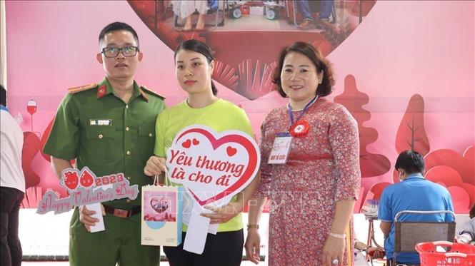 Một cặp vợ chồng tham gia hiến máu tình nguyện tại 