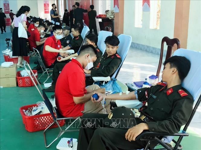 Các chiến sĩ Trung đoàn Cảnh sát cơ động Tây Nam bộ hiến máu tại Ngày hội Chủ nhật đỏ (2023). Ảnh: Trung Kiên - TTXVN