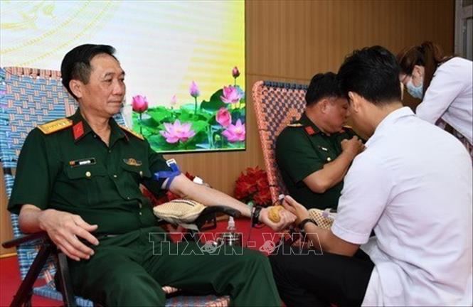 Đại tá Cao Minh Tâm, Phó Chính ủy Bộ CHQS tỉnh An Giang cùng tham gia hiến máu tình nguyện (1/2026). Ảnh: Văn Sĩ - TTXVN