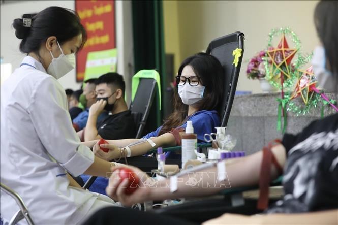 Tình nguyện viên tham gia hiến máu tại chương trình hiến máu “Trung Thu cho em” nhằm đem lại những đơn vị máu quý giá, một món quà đêm rằm ý nghĩa tới các bệnh nhi. Ảnh: Minh Quyết - TTXVN
