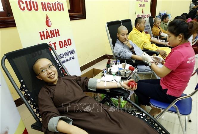 Các tăng, ni sinh của Học viện Phật giáo Việt Nam tại Sóc Sơn tham gia hiến máu nhân đạo. Ảnh: Dương Ngọc - TTXVN