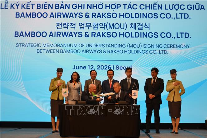 Lãnh đạo Bamboo Airways và RAKSO Holdings ký kết MOU nhằm thúc đẩy hợp tác trong lĩnh vực hàng không, du lịch và dịch vụ. Ảnh: Trường Giang - PV TTXVN tại Hàn Quốc