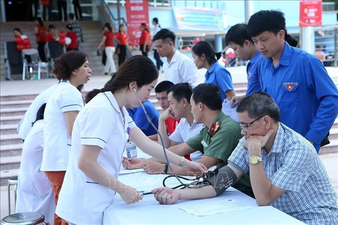 Kiểm tra sức khỏe của người hiến máu tại thành phố Điện Biên Phủ (Điện Biên,18/7/2019). Ảnh: Phan Tuấn Anh - TTXVN