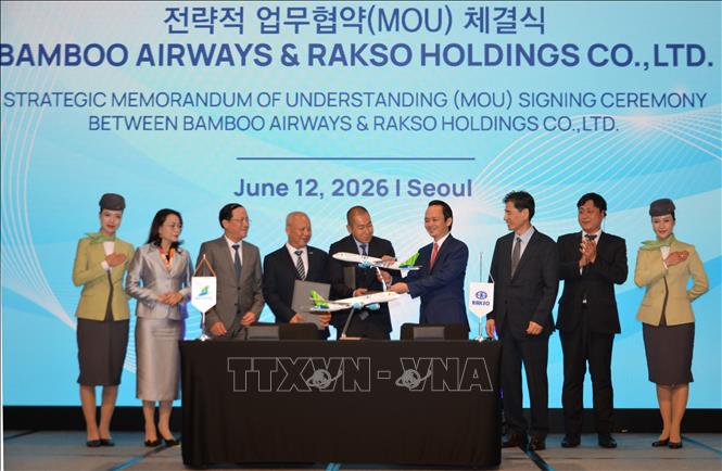 Lãnh đạo Bamboo Airways và RAKSO Holdings ký kết MOU nhằm thúc đẩy hợp tác trong lĩnh vực hàng không, du lịch và dịch vụ. Ảnh: Trường Giang - PV TTXVN tại Hàn Quốc