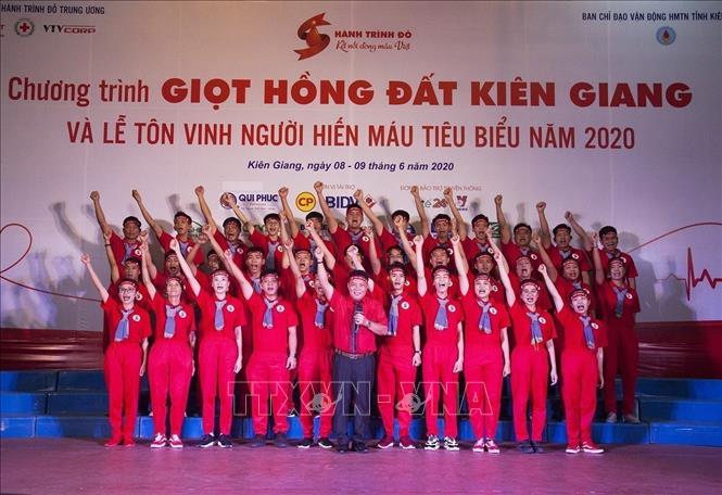 Chủ tịch Hội Chữ thập đỏ tỉnh Kiên Giang Lưu Kim Oai ra hiệu lệnh xung kích cho Đội tình nguyện viên tuyên truyền, vận động hiến máu nhân đạo tại chương trình Hành trình đỏ với chủ đề 