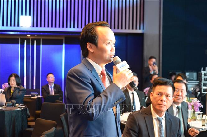 Ông Trịnh Văn Quyết, Chủ tịch Tập đoàn FLC giải đáp câu hỏi của nhà đầ tư, doang nghiệp cả Hàn Quốc tại Diễn đàn. Ảnh: Trường Giang - PV TTXVN tại Hàn Quốc
