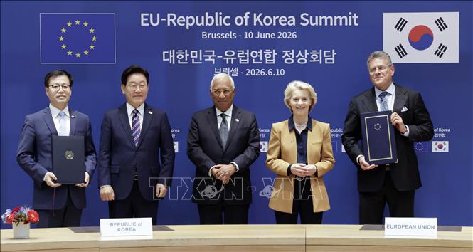 Trong khuôn khổ Hội nghị Thượng đỉnh Liên minh châu Âu (EU) - Hàn Quốc diễn ra tại Brussels (Bỉ) ngày 10/6/2026, EU và Hàn Quốc đã chính thức ký kết Hiệp định thương mại kỹ thuật số (DTA), đánh dấu bước phát triển mới trong quan hệ đối tác kinh tế giữa hai bên và khẳng định cam kết thúc đẩy thương mại mở, minh bạch, dựa trên luật lệ. Ảnh (từ trái sang): Bộ trưởng Thương mại Hàn Quốc Yeo Han-koo, Tổng thống Hàn Quốc Lee Jae Myung, Chủ tịch Hội đồng châu Âu Antonio Costa, Chủ tịch Ủy ban châu Âu Ursula von der Leyen và Ủy viên EU phụ trách thương mại và an ninh kinh tế Maros Sefcovic tại lễ ký. Ảnh: Yonhap/TTXVN