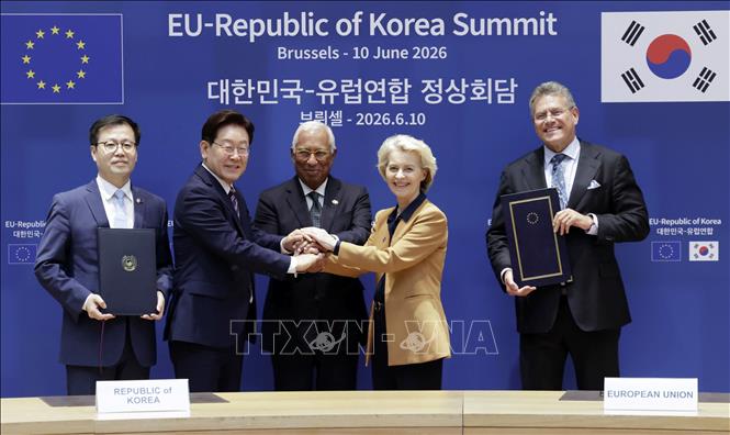 Trong khuôn khổ Hội nghị Thượng đỉnh Liên minh châu Âu (EU) - Hàn Quốc diễn ra tại Brussels (Bỉ) ngày 10/6/2026, EU và Hàn Quốc đã chính thức ký kết Hiệp định thương mại kỹ thuật số (DTA), đánh dấu bước phát triển mới trong quan hệ đối tác kinh tế giữa hai bên và khẳng định cam kết thúc đẩy thương mại mở, minh bạch, dựa trên luật lệ. Ảnh (từ trái sang): Bộ trưởng Thương mại Hàn Quốc Yeo Han-koo, Tổng thống Hàn Quốc Lee Jae Myung, Chủ tịch Hội đồng châu Âu Antonio Costa, Chủ tịch Ủy ban châu Âu Ursula von der Leyen và Ủy viên EU phụ trách thương mại và an ninh kinh tế Maros Sefcovic tại lễ ký. Ảnh: Yonhap/TTXVN