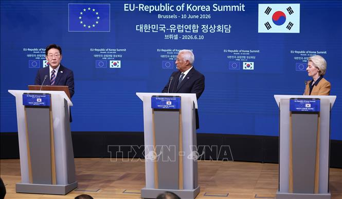 Trong khuôn khổ Hội nghị Thượng đỉnh Liên minh châu Âu (EU) - Hàn Quốc diễn ra tại Brussels (Bỉ) ngày 10/6/2026, EU và Hàn Quốc đã chính thức ký kết Hiệp định thương mại kỹ thuật số (DTA), đánh dấu bước phát triển mới trong quan hệ đối tác kinh tế giữa hai bên và khẳng định cam kết thúc đẩy thương mại mở, minh bạch, dựa trên luật lệ. Ảnh (từ trái sang): Tổng thống Hàn Quốc Lee Jae Myung, Chủ tịch Hội đồng châu Âu Antonio Costa, Chủ tịch Ủy ban châu Âu Ursula von der Leyen trong cuộc họp báo sau hội nghị, tại Brussels ngày 10/6. Ảnh: Yonhap/TTXVN