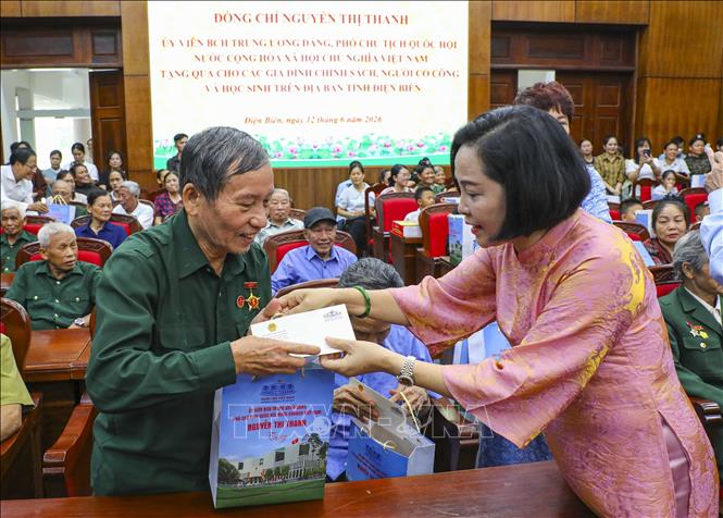 Phó Chủ tịch Quốc hội Nguyễn Thị Thanh trao quà cho các thương binh, bệnh binh, người có công với cách mạng, thân nhân gia đình liệt sĩ. Ảnh: Xuân Tư - TTXVN