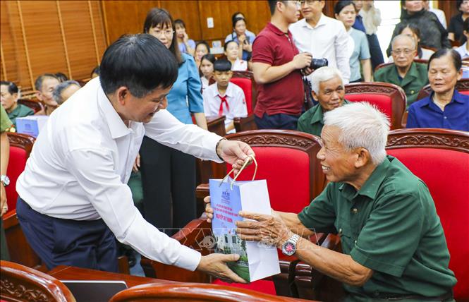 Phó Bí thư Thường trực Tỉnh ủy, Chủ tịch HĐND tỉnh Điện Biên Lê Thành Đô trao quà cho các thương binh, bệnh binh, người có công với cách mạng, thân nhân gia đình liệt sĩ. Ảnh: Xuân Tư - TTXVN