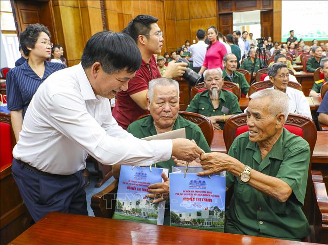 Phó Bí thư Thường trực Tỉnh ủy, Chủ tịch HĐND tỉnh Điện Biên Lê Thành Đô trao quà cho các thương binh, bệnh binh, người có công với cách mạng, thân nhân gia đình liệt sĩ. Ảnh: Xuân Tư - TTXVN