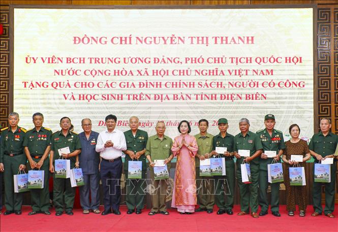 Phó Chủ tịch Quốc hội Nguyễn Thị Thanh trao quà cho thương binh, bệnh binh, người có công với cách mạng, thân nhân gia đình liệt sĩ. Ảnh: Xuân Tư - TTXVN