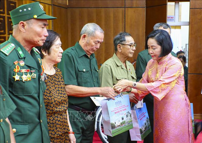 Phó Chủ tịch Quốc hội Nguyễn Thị Thanh trao quà cho thương binh, bệnh binh, người có công với cách mạng, thân nhân gia đình liệt sĩ. Ảnh: Xuân Tư - TTXVN
