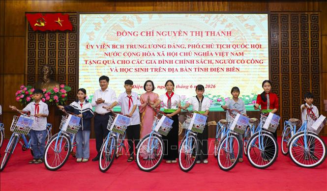 Phó Chủ tịch Quốc hội Nguyễn Thị Thanh trao xe đạp cho học sinh trung học cơ sở có hoàn cảnh khó khăn. Ảnh: Xuân Tư - TTXVN