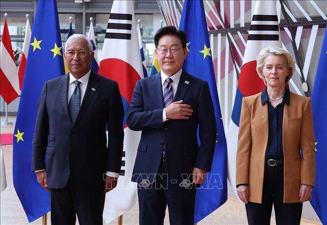 Trong khuôn khổ Hội nghị Thượng đỉnh Liên minh châu Âu (EU) - Hàn Quốc diễn ra tại Brussels (Bỉ) ngày 10/6/2026, EU và Hàn Quốc đã chính thức ký kết Hiệp định thương mại kỹ thuật số (DTA), đánh dấu bước phát triển mới trong quan hệ đối tác kinh tế giữa hai bên và khẳng định cam kết thúc đẩy thương mại mở, minh bạch, dựa trên luật lệ. Ảnh (từ trái sang): Chủ tịch Hội đồng châu Âu Antonio Costa, Tổng thống Hàn Quốc Lee Jae Myung và Chủ tịch Ủy ban châu Âu Ursula von der Leyen trong cuộc gặp ở Brussels ngày 10/6/2026. Ảnh: Yonhap/TTXVN