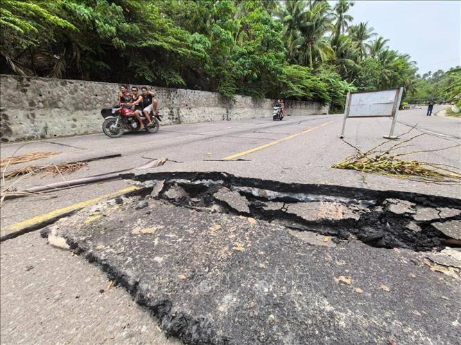Ngày 8/6/2026, Trung tâm Địa chấn học Địa Trung Hải - châu Âu (EMSC) cho biết một trận động đất có độ lớn 7,8 đã xảy ra ngoài khơi đảo Mindanao của Philippines, làm ít nhất 53 người thiệt mạng, hàng trăm người bị thương. Tâm chấn của động đất cách thành phố General Santos của Philippines khoảng 58 km và độ sâu chấn tiêu là 57km. Viện Núi lửa và địa chấn Philippines cho biết đã ghi nhận sóng thần cao 1,4 m sau động đất. Công tác cứu nạn cứu hộ ngay lập tức được triển khai. Ảnh: Tuyến đường ở thành phố Glan, tỉnh Sarangani bị phá hủy trong trận động đất. Ảnh: THX/TTXVN