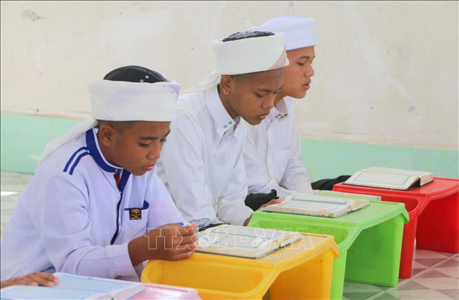 Sau khoảng 4 năm theo học, các em nhỏ người dân tộc Chăm (xã Châu Phong, tỉnh An Giang) đã có thể đọc bản Kinh Qur’an đầy đủ gồm 114 chương. Ảnh: Công Mạo - TTXVN