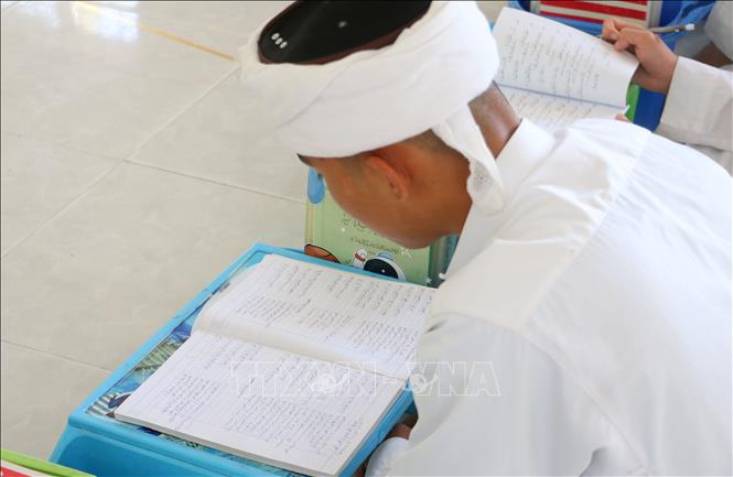 Nhờ lớp học chữ dân tóc Chăm miễn phí tại các Thánh đường và tiểu Tháng đường, hầu hết các em nhỏ dân tộc Chăm trên địa bàn tỉnh An Giang đã biết đọc, biết viết chữ Chăm. Ảnh: Công Mạo - TTXVN