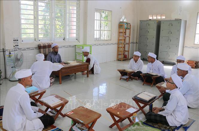Một buổi học của học sinh người dân tộc Chăm tại lớp học miễn phí ở Thánh đường Jamiul Azhar, xã Châu Phong, tỉnh An Giang. Ảnh: Công Mạo - TTXVN