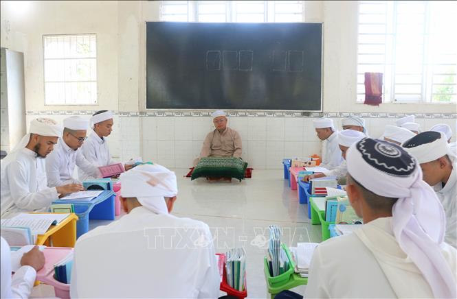 Sau lớp đọc kinh, các em học sinh người dân tộc Chăm tiếp tục học nghi thức Hồi giáo để nắm rõ giáo luật, thực hành đúng lễ nghi và gắn kết cộng đồng tại Tháng đường Jamiul Azhar (xã Châu Phong, tỉnh An Giang). Ảnh: Công Mạo - TTXVN