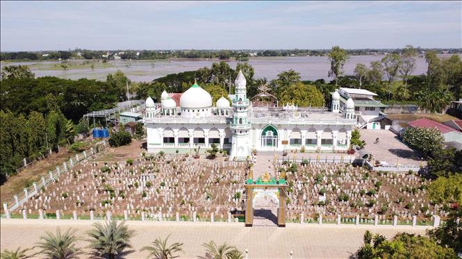Thánh đường Hồi giáo Jamiul Azhar, xã Châu Phong, tỉnh An Giang - nơi duy trì các lớp học tiếng Chăm miền phí nhiều năm qua. Ảnh: Công Mạo - TTXVN