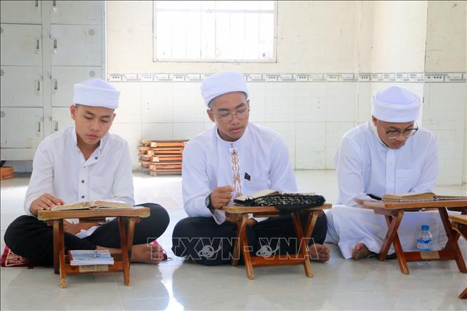 Sau khoảng 4 năm theo học, các em nhỏ người dân tộc Chăm (xã Châu Phong, tỉnh An Giang) có thể đọc bản Kinh Qur’an đầy đủ gồm 114 chương. Ảnh: Công Mạo - TTXVN