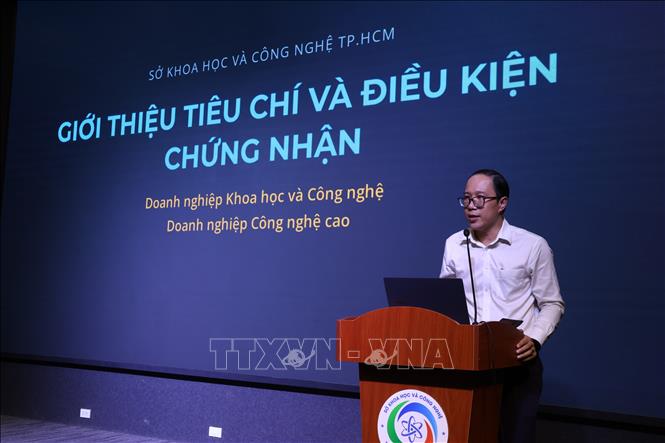 Đại diện Sở Khoa học và Công nghệ TP. Hồ Chí Minh giới thiệu về tiêu chí, điều kiện chứng nhận doanh nghiệp khoa học và công nghệ, doanh nghiệp công nghệ cao. Ảnh: Thu Hoài - TTXVN 