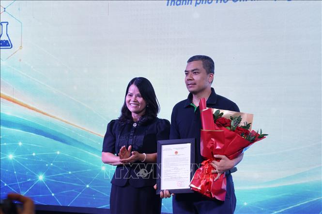 Lãnh đạo Sở KH&CN TP. Hồ Chí Minh trao Giấy chứng nhận doanh nghiệp khoa học và công nghệ, doanh nghiệp công nghệ cao cho các đơn vị đủ điều kiện. Ảnh: Thu Hoài - TTXVN 